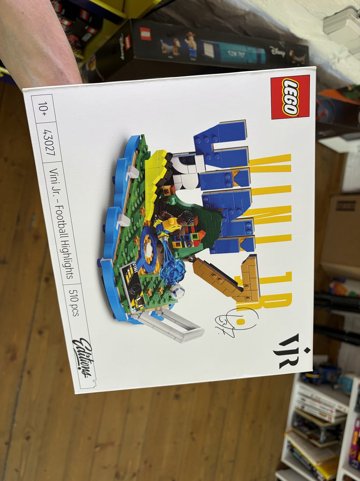 Витрина с наборами LEGO Editions Месси и Роналду в шоуруме Q Brick