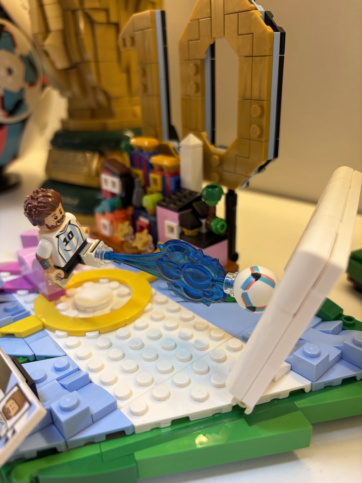 Кубок мира FIFA из LEGO и коллекционная фигура Лионеля Месси на полке